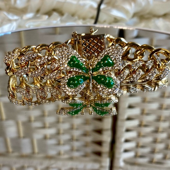 NWT Austrian Crystal, Enameled Butterfly Spinner Bracelet in Goldtone (8.00 In) - Picture 3 of 17